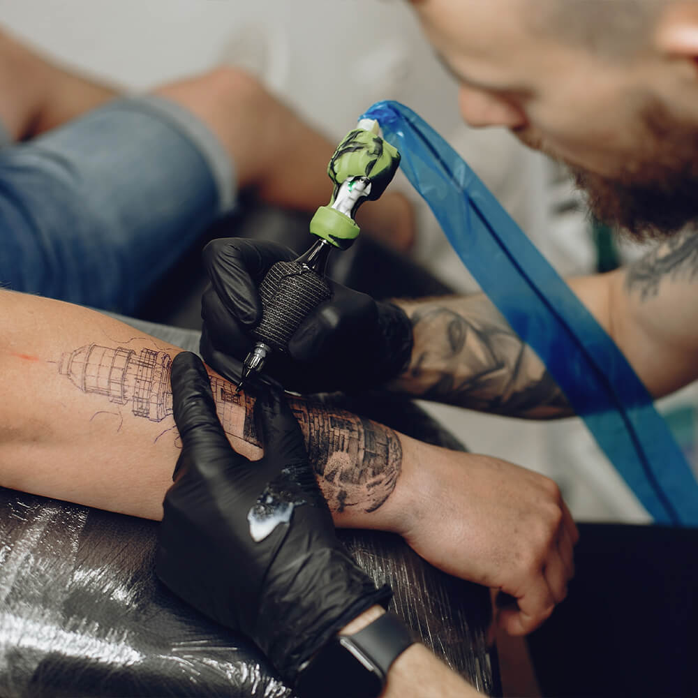 man-doing-a-tattoo-in-a-tattoo-salon-JG5R4SX.jpg